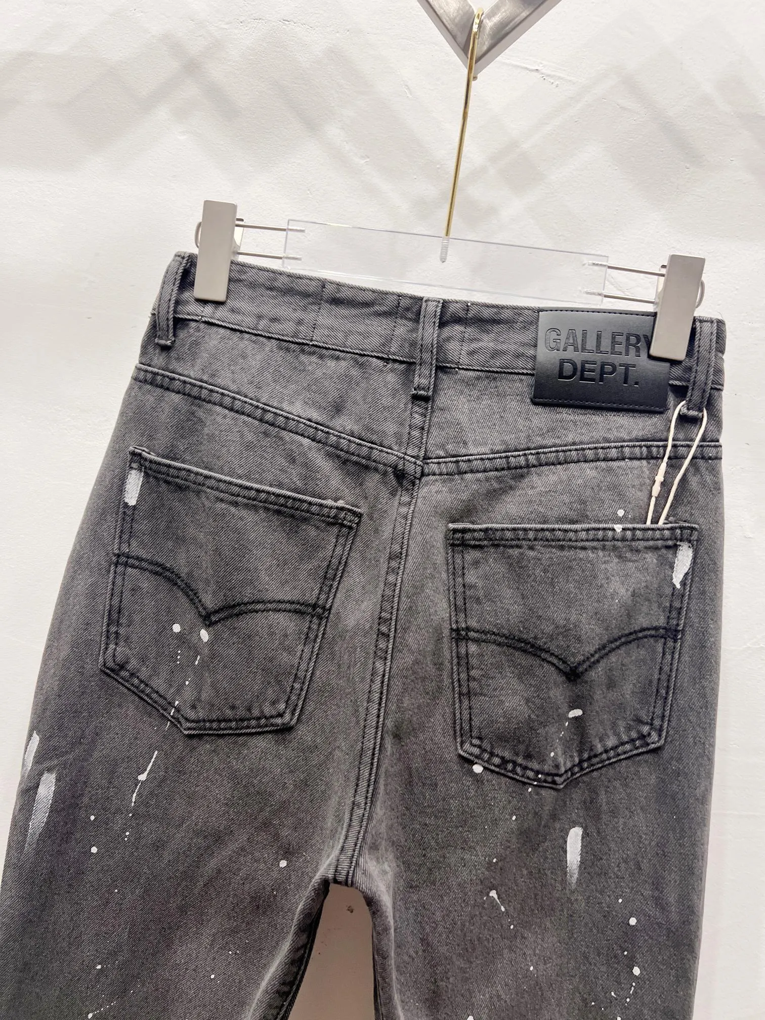 P240 Style number: (A001) GALLERY DEPT. 2025 new splash-ink hand-painted letters splicing couple style loose washed flared jeans 🔥High version🔥High version🔥 Top ceiling quality Styles with different washed textures are very friendly to people with thin legs and thick legs. The slightly flared version is very flattering. Moderate length that never goes out of style, easy to match with casually, basic styling for various styles, a must-have in the wardrobe! The fabric is stiff but also makes the upper body soft without losing texture. The washing process is even more perfect. It is a must-have item for everyone! ! ! Washed wheat, tag, pants label, three complete labels Color: washed black, washed blue Size: 28, 30, 32, 34 (four sizes)